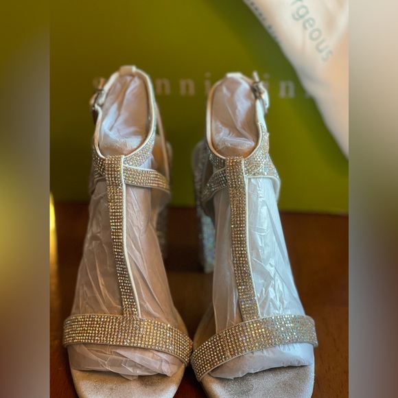 Gianni Bini Bridal Collection Embellished T-Strap Dress Sandals Size 8.5 - Picture 7 of 7